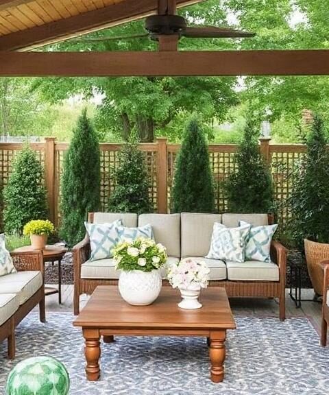 Outdoor-Wohnzimmer gestalten: Wetterfeste Textilien und Loungemöbel mit System